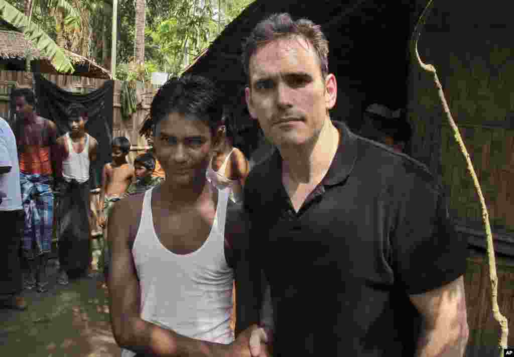 American actor Matt Dillon shakes hands with Noor Alam, a 17-year old Rohingya survivor of human-trafficking at Thetkabyin village, north of Sittwe in the western state of Rakhine, Myanmar, May 29, 2015.