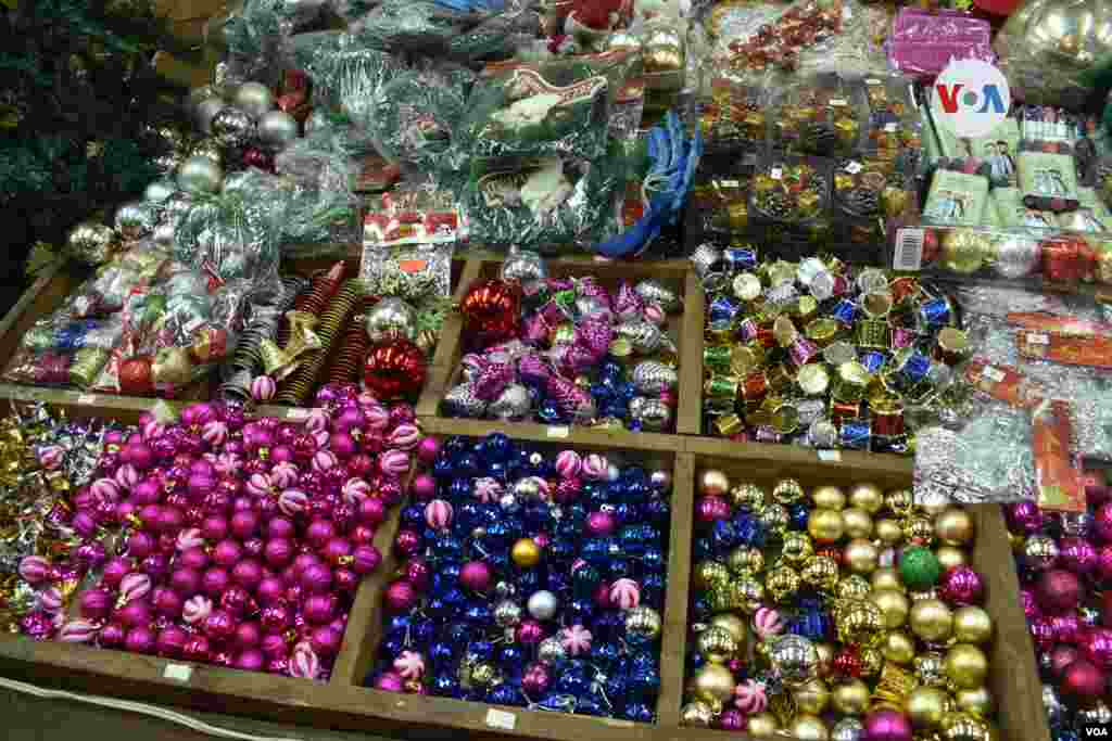 Los chinamos (o mercaditos) navideños en Costa Rica son pequeños locales cerca de la calle o a los centros de las ciudades en los cuales las personas pueden comprar los tradicionales adornos en diciembre en una variedad de precios. [Foto Armando Gómez, VOA].