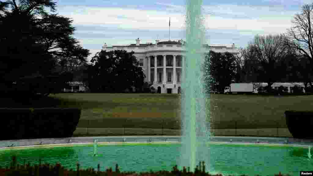 L&#39;eau d&#39;une fontaine tenite en vert coule au Lawn du sud, à la Maison Blanche, à l&#39;occasion de la journée de St PAtrick, à Washington, le 17 mars 2015