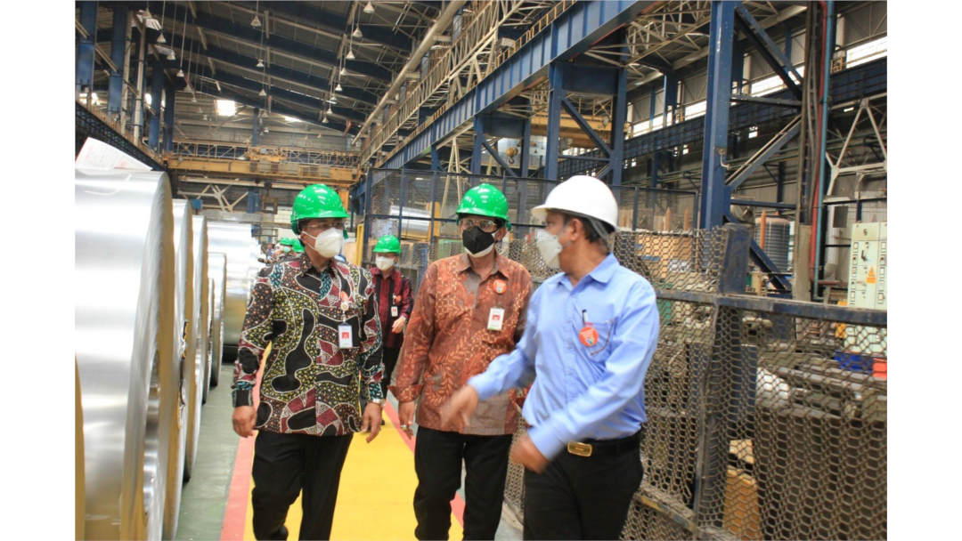 Pejabat Kementerian Perindustrian saat mengunjungi perusahaan baja PT AM/NS Indonesia di Kawasan MM2100, Cibitung, Bekasi, Senin (26/7). (Foto: Kemenperin)