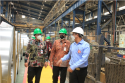 Pejabat Kementerian Perindustrian saat mengunjungi perusahaan baja PT AM/NS Indonesia di Kawasan MM2100, Cibitung, Bekasi, Senin (26/7). (Foto: Kemenperin)