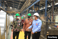 Pejabat Kementerian Perindustrian saat mengunjungi perusahaan baja PT AM/NS Indonesia di Kawasan MM2100, Cibitung, Bekasi, Senin (26/7). (Foto: Kemenperin)