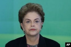 ປະທານາທິບໍດີ ທ່ານນາງ Dilma Rousseff ເຂົ້າຮ່ວມກອງປະຊຸມທີ່ມະຫາວິທະຍາໄລ ໃນ ທຳນຽບປະທານາທິບໍດີ Planalto, ໃນນະຄອນ Brasilia, Brazil, 11 ມີນາ, 2016.