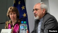 이란의 무함마드 자바드 자리프 외무장관(오른쪽)과 캐서린 애슈턴 유럽연합 외교안보고위대표가 지난 10일 스위스 제네바에서 열린 기자회견에서 발언하고 있다.