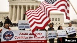 9일 미국 워싱턴 대법원에서 소수계 우대 정책에 대한 심리가 열린 가운데, 건물 밖에서 아시아계 대학생들이 시위를 벌이고 있다.