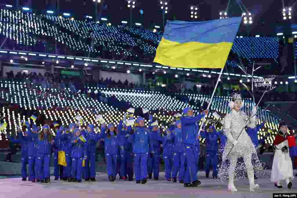 Олена Підгрушна несе прапор України під час під час церемонії відкриття Зимових Олімпійських ігор 2018 у Пхйончхані, Південна Корея, 9 лютого, 2018.