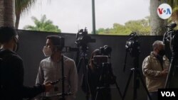 Periodistas venezolanos cubren una rueda de prensa del líder opositor venezolano Juan Guaidó en Caracas, el 29 de abril de 2021.