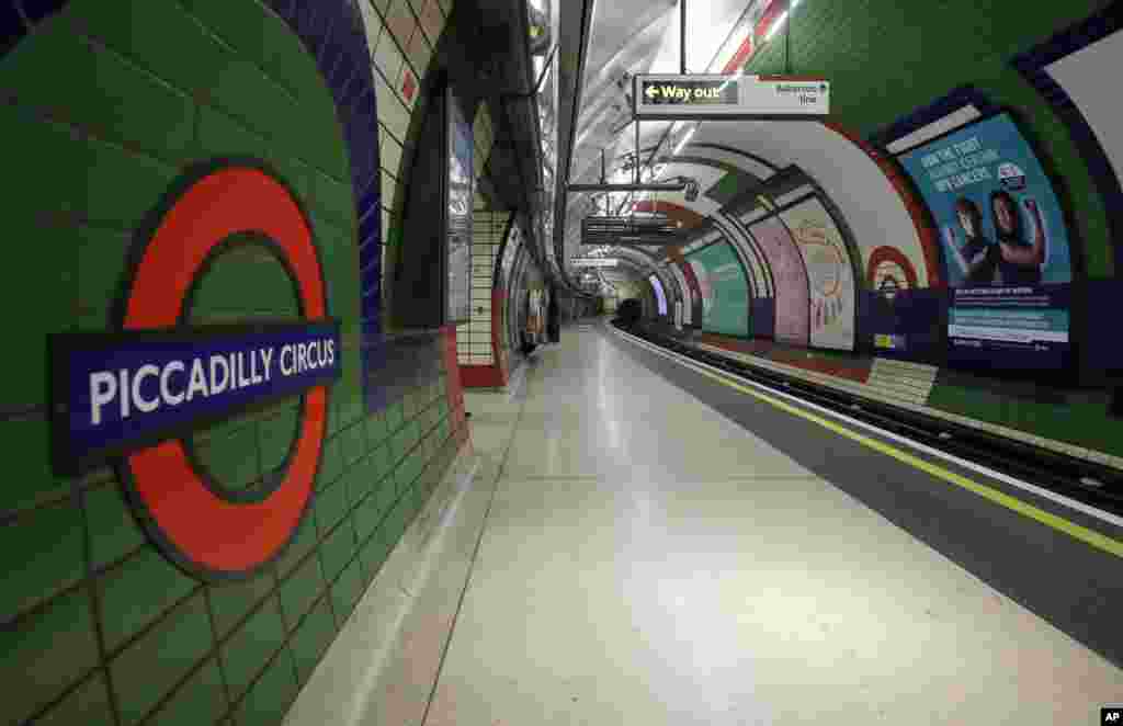 ایستگاه خالی از مسافر مترو میدان پیکادلی در لندن، بریتانیا
