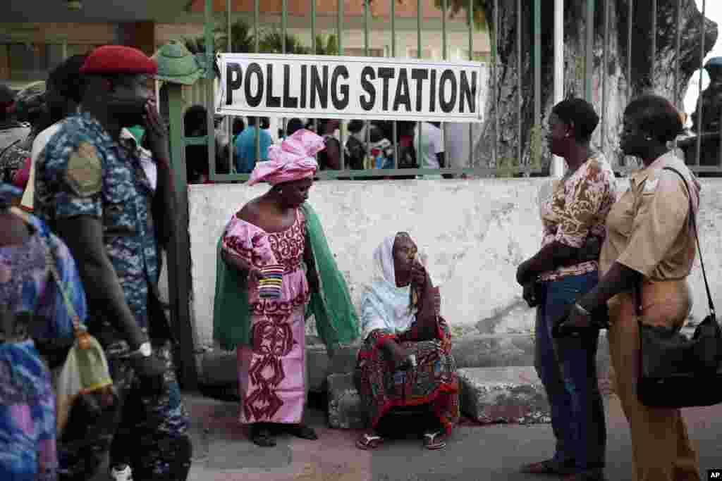Les Gambiens attendent devant un bureau de vote à Banjul, en Gambie, le 1er décembre 2016.