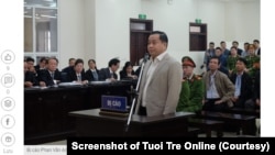 Cựu thượng tá an ninh Phan Văn Anh Vũ, còn được gọi là Vũ 'nhôm', tại phiên tòa xét xử hôm 7/1/2020 ở Đà Nẵng. (Ảnh chụp màn hình Tuổi Trẻ Onlone)