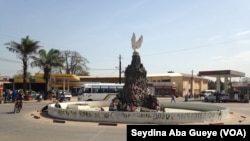 Rond-point de la paix à Ziguinchor, Casamance, 9 février 2018. (VOA/ Seydina Aba Gueye)