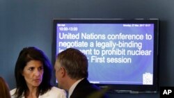 Duta Besar Amerika Serikat untuk PBB Nikki Haley di luar Majelis Umum PBB di kantor pusat PBB, New York, 27 Maret 2017. (AP Photo/Seth Wenig) 