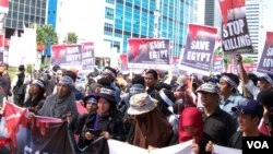 Massa menggelar aksi solidaritas di Jakarta (16/8), dan mendesak agar Amerika Serikat bertindak untuk menghentikan kekerasan berdarah di Mesir (VOA/Fatiyah).