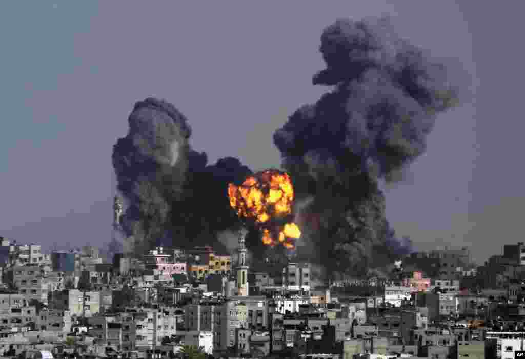 Asap dan api dari ledakan akibat serangan Israel membumbung di atas Gaza City, 22 Juli 2014.