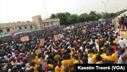 Des dizaines de milliers de Maliens ont défilé vendredi dans le calme à Bamako, 8 juin 2018. (VOA/Kassim Traoré)