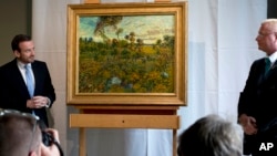 Museum Van Gogh hari Senin (9/9) mengungkapkan sebuah lukisan cat minyak pemandangan bernama “Mentari Tenggelam di Montmajour.”