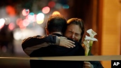 Dolientes en Oakland cerca de la bodega que se incendió el viernes, donde murieron 36 personas.