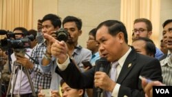 FILE - Um Sam An, a prominent opposition lawmaker, challenges a Cambodian official about a border issue in a news conference July 2, 2015. (Neou Vannarin/VOA Khmer)