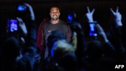 Le rappeur, Kanye West, se produit lors de son concert dans le centre d'Erevan au début du 13 avril 2015. (AFP/KAREN MINASYAN)