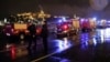 Vozila policije i vatrogasaca na obali Dunava nakon što se turistički brod prevrnuo i potonuo u Budimpešti, Mađarska, 29. maja 2019.