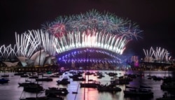 Perayaan kembang api menyambut tahun baru di Sydney Opera House, Sydney, Australia, Kamis malam (31/12).