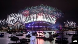 Perayaan kembang api menyambut tahun baru di Sydney Opera House, Sydney, Australia, Kamis malam (31/12).