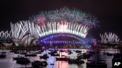 Perayaan kembang api menyambut tahun baru di Sydney Opera House, Sydney, Australia, Kamis (31/12).