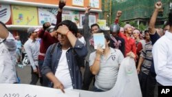 Pro-ruling party demonstrators stage a protest rally in front of National Assembly in Phnom Penh, Cambodia, Oct. 26, 2015.