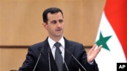 Le président syrien Bashar Al-Assad avec le drapeau syrien. 