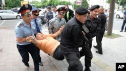 Polisi Kazakhstan menahan seorang aktivis dalam aksi protes di Almaty (foto: dok). 