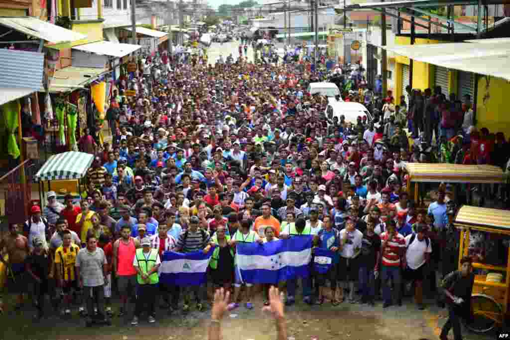 Migrantes se manifiestan pidiendo a las autoridades que permitan a los demás caminante cruzar en Ciudad Hidalgo, en el estado de Chiapas, en México, después de cruzar desde Guatemala, el 20 de octubre del 2018. Miles de migrantes que cruzaron la frontera 