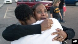 Shameca Davis abraza a su hijo Isaiah Bow, quien fue testigo del tiroteo.