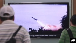 Warga Seoul, Korea Selatan menonton di layar TV berita mengenai ujicoba misil Korea Utara (foto: dok).