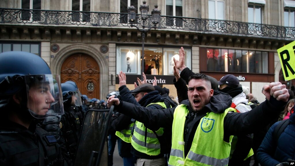 Humbasin vrullin protestat në Paris