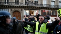 Alrededor de 8.000 policías y 14 vehículos armados custodiaban la capital francesa el sábado.