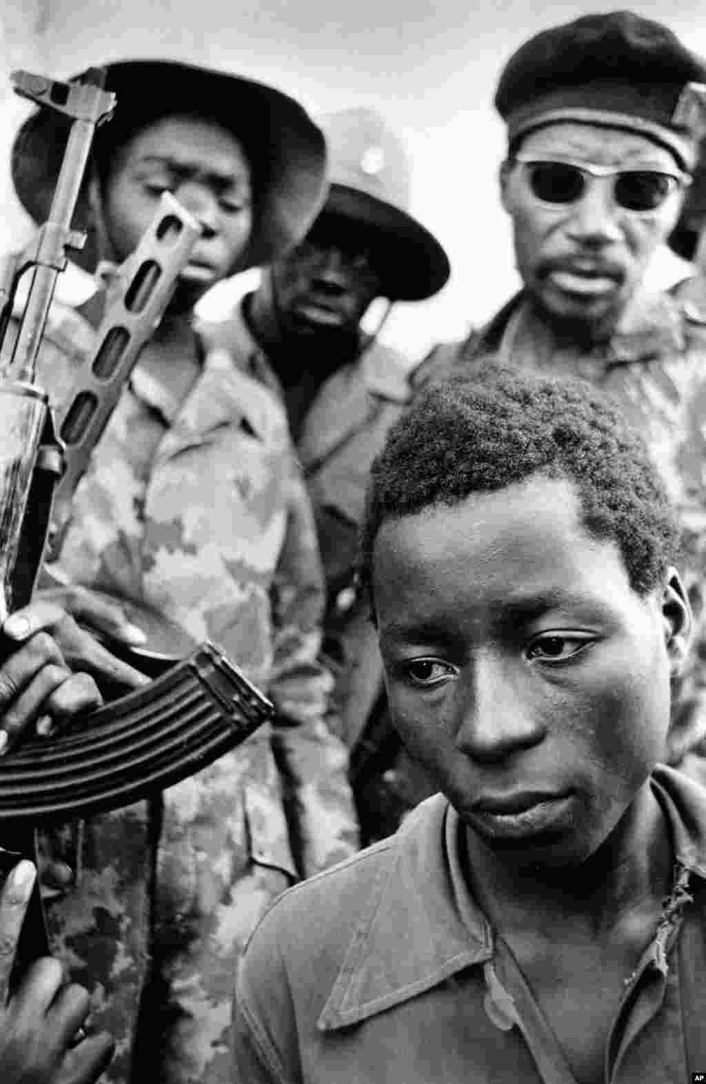 Soldado da FNLA é capturado por tropas do MPLA em 1976