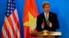 Ngoại trưởng Hoa Kỳ John Kerry dự Thánh Lễ tại Nhà thờ Đức Bà ở Sài Gòn, ngày 14/12/2013.