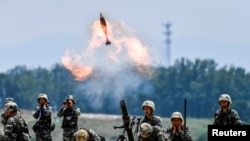 2021年5月22日，中國人民解放軍士兵在中國安徽省的演習中發射迫擊炮彈。