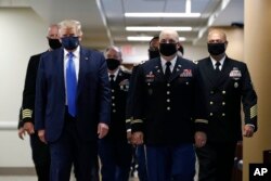Predsjednik SAD Donald Trump nosi masku tokom posjete vojnoj bolnici u Walter Reed, Maryland, 11. jula 2020. (Foto: AP/Patrick Semansky)