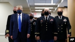 Manm pèsonèl Sant Medikal Walter Reed la ak ekip sekirite Prezidan Trump la te mete mask nan figi yo tou.