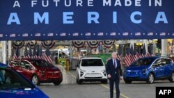 Джо Байден посещает завод General Motors по производству электромобилей в Детройте, Мичиган, 17 ноября 2021 года