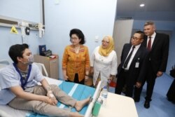 Menteri Kesehatan Nila F Moeloek meninjau Ruang Rawat Inap Remaja di Rumah Sakit Kanker Dharmais, Jakarta, 27 Februari 2019. Ruang rawat inap ini adalah hibah dari Yayasan Onkologi Anak Indonesia (YOAI) yang didukung oleh Prudential Indonesia. (Foto: Yayasan Onkologi Anak Indonesia)