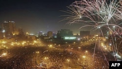 Ông Essam Sharaf đã tham gia các cuộc biểu tình lớn tại Quảng trường Tahrir ở Cairo khiến ông được nhiều người trong các thanh niên biểu tình quý mến