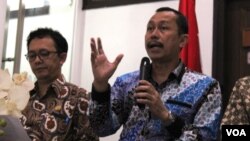 Ketua Komnas HAM Ahmad Taufan Damanik berbicara kepada jurnalis di Jakarta, Senin (27/5/2019) sore. (VOA/Rio Tuasikal)
