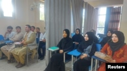طالبان کا کہنا ہے کہ خواتین کو کلاس میں داخلے کی اجازت صرف اس وقت ہی دی جائے گی جب وہ عبایا پہنیں، نقاب کریں اور طلبہ سے علیحدہ بیٹھیں۔

