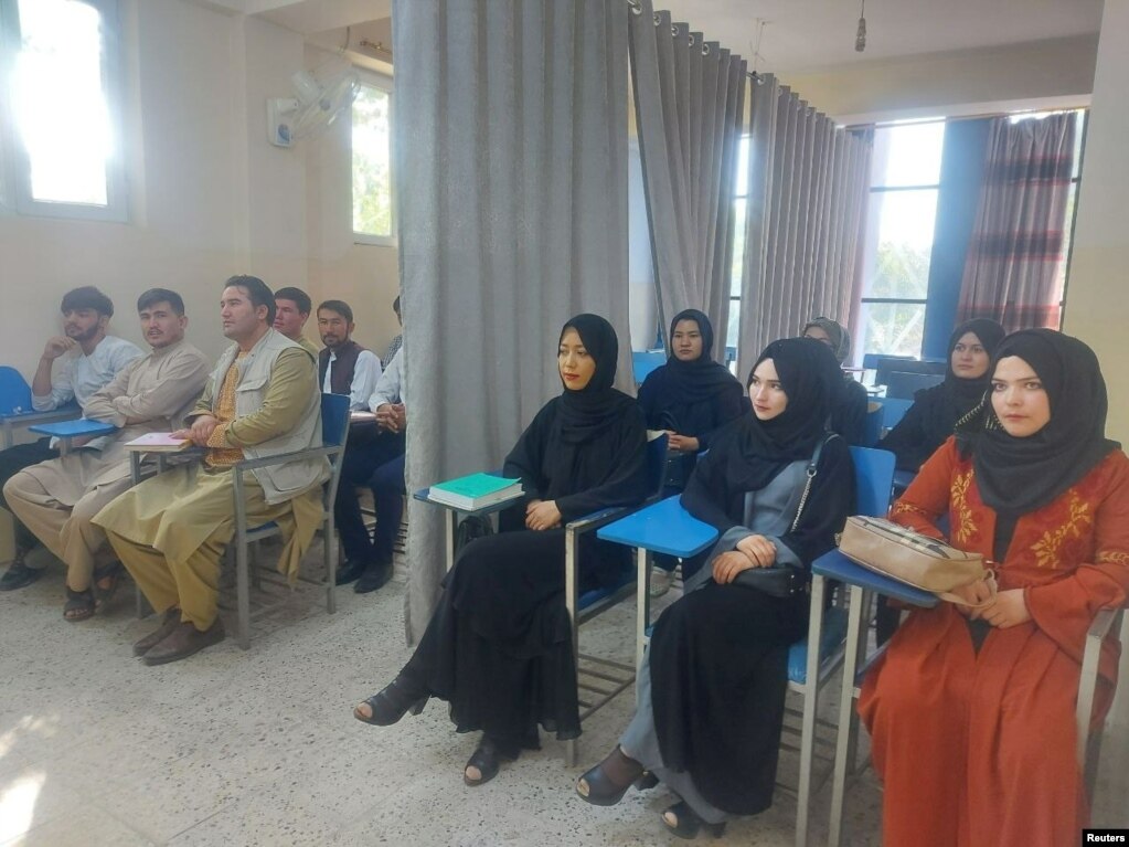 社交媒体传播的照片显示，阿富汗的大学复课，在喀布尔的阿维森纳大学，男女生隔着帘子上课。(2021年9月6日)(photo:VOA)
