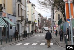 In the Molenbeek district in Brussels, locals say poverty and unemployment frustrates some young people, a small number of whom have become radicalized by extremists, March 25, 2016. (H.Murdock/VOA)