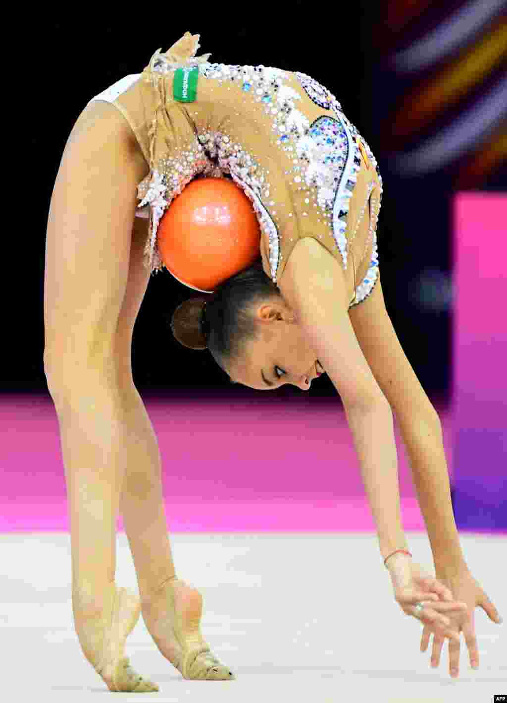 ម្ចាស់​មេដាយ​មាស Arina Averina របស់​រុស្ស៊ី​សម្តែង​ជាមួយ​នឹង​បាល់​មួយ​នៅ​ក្នុង​ទីលាន Papp Laszlo Arena of Budapest ប្រទេស​ហុងគ្រី ក្នុង​ពេល​ប្រកួត European Rythmic Gymnastic Championships លើក​ទី៣៣។