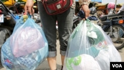 Plastic bags are seen using in Phnom Penh's Phsar O'Russei on the day of the launching an environment campaign “Combine in One,” aimed at reducing the plastic bag consumption in Cambodia's major cities, on Friday, October 14, 2016. (Leng Len/VOA Khmer)