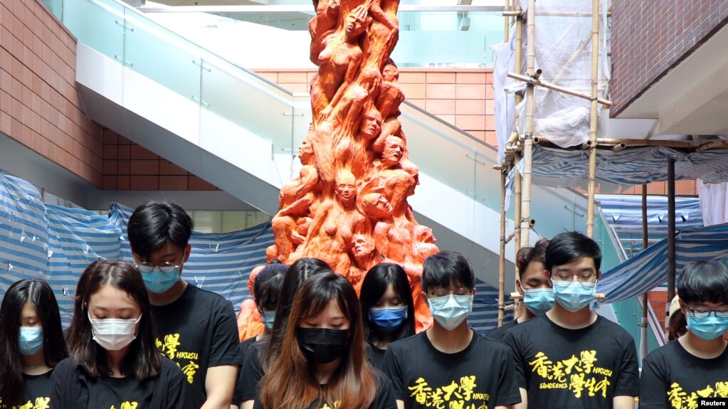 资料照：香港大学学生在校园内的国殇柱前为八九六四死难者默哀。（2020年6月4日）